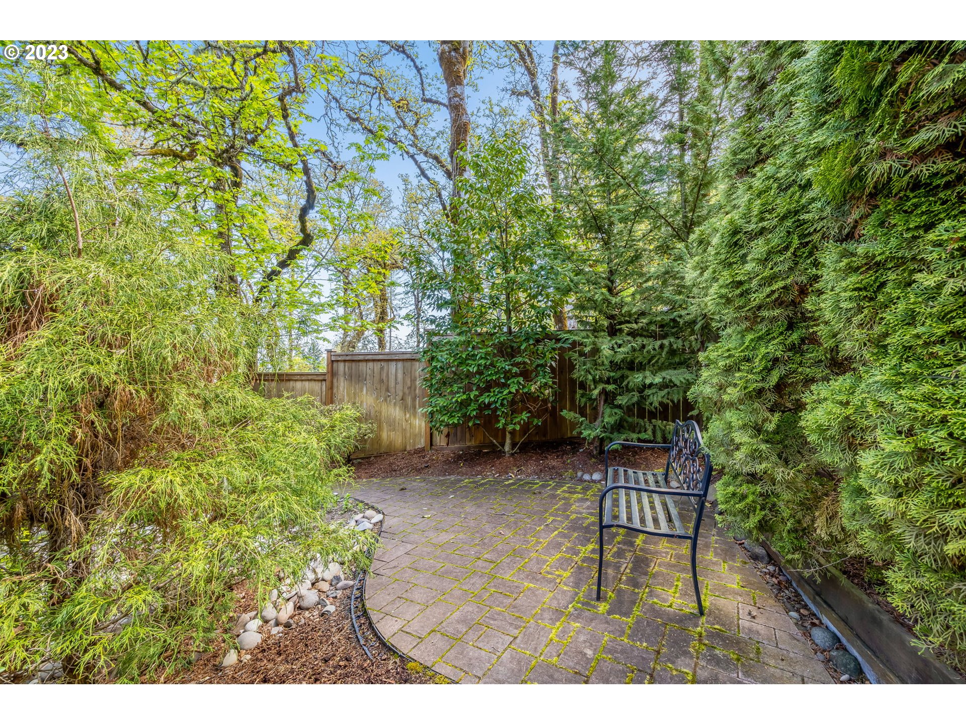 6143 Forest Ridge Drive Springfield, OR 97478 - Photo 43 of 48 a backyard of a house with table and chairs