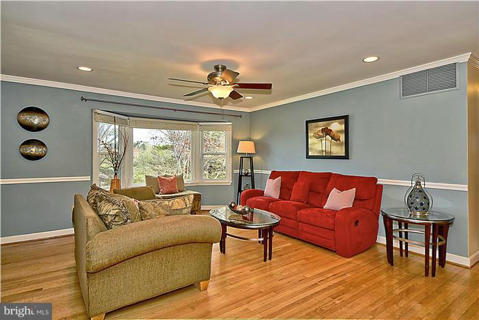24728 Ridge Road Damascus, MD 20872 - Photo 8 of 30 Living Room