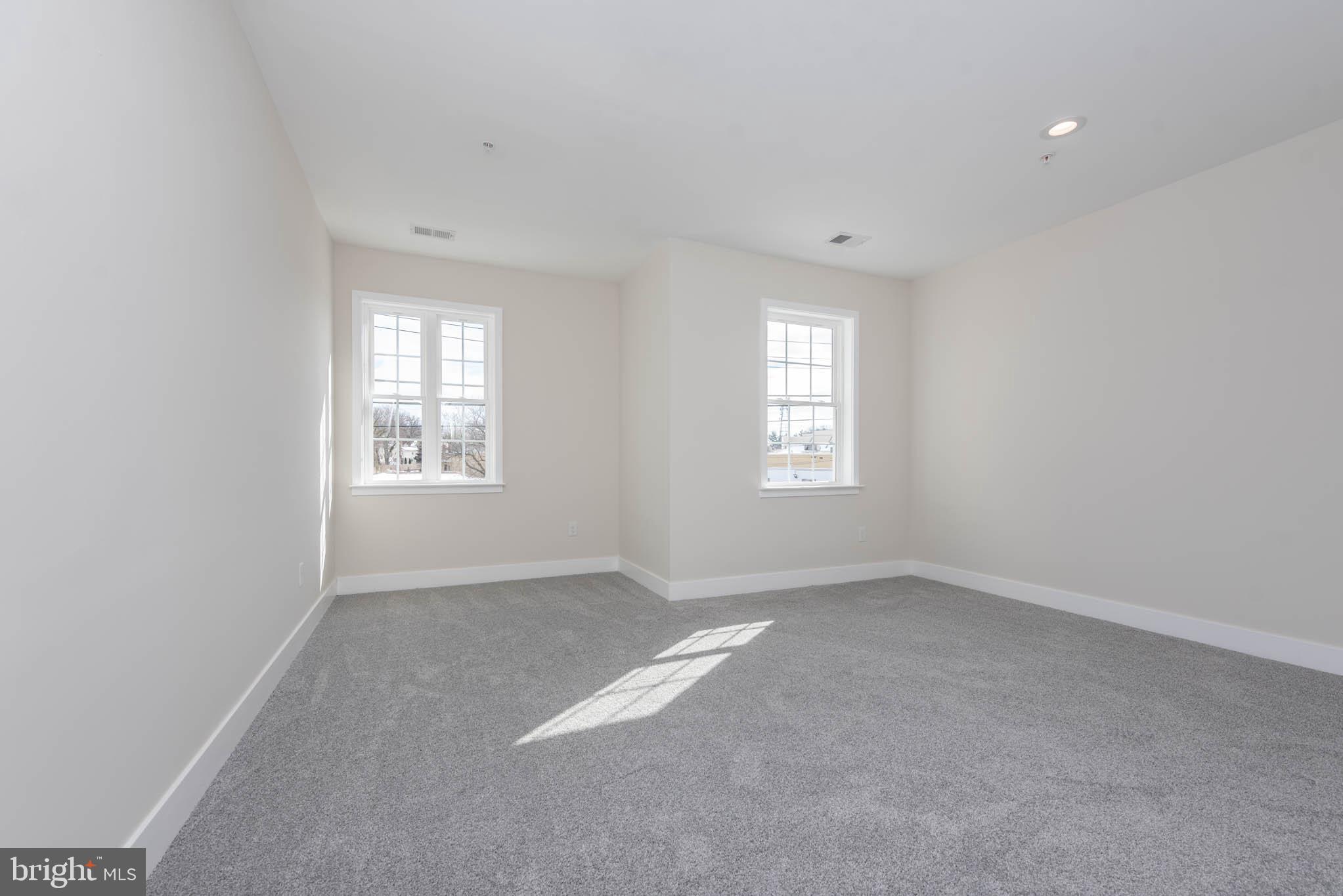 9624 Harford Road Parkville, MD 21234 - Photo 20 of 39 an empty room with windows