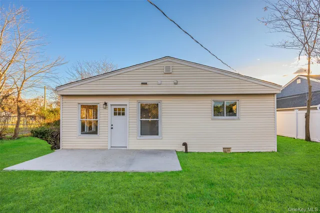 a view of a backyard with pathway