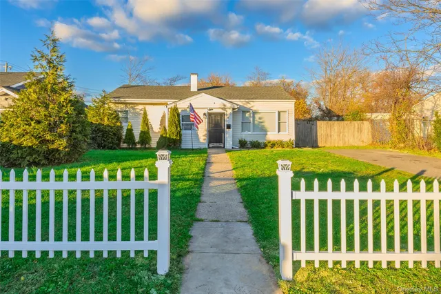 $599,900 | 4 North Somerset Road, Amityville, NY 11701