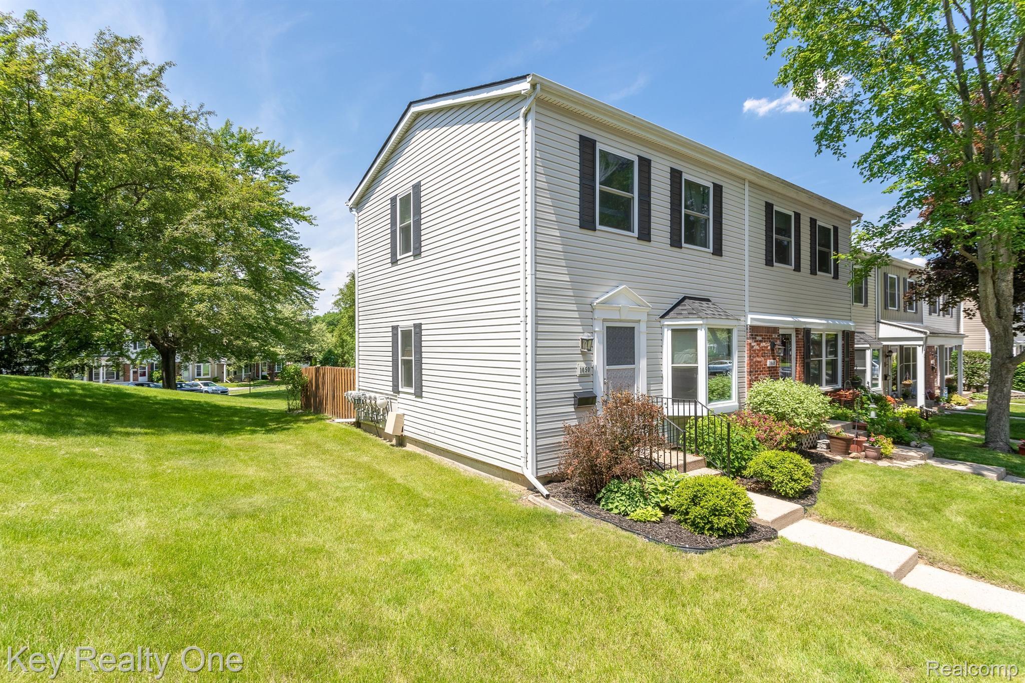 1050 Larson Court Rochester, MI 48307 - Photo 21 of 34 Great End Unit!