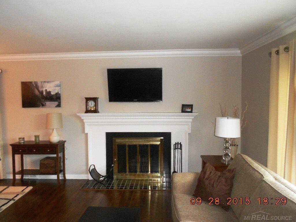 19987 Holiday Road Grosse Pointe Woods, MI 48236 - Photo 14 of 35