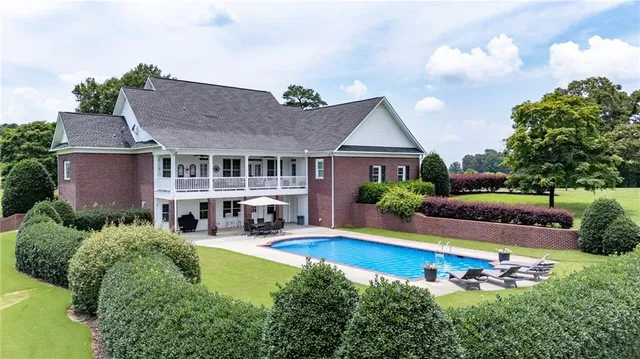 a view of a house with yard and plants