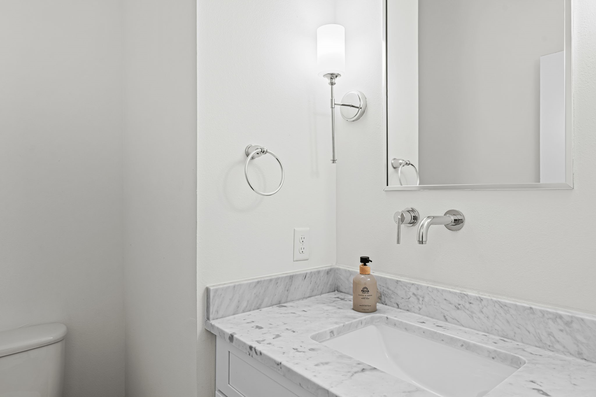 533 West 27th Street Houston, TX 77008 - Photo 10 of 22 Elegant powder bath with Carrara marble countertops conveniently located on the first floor.