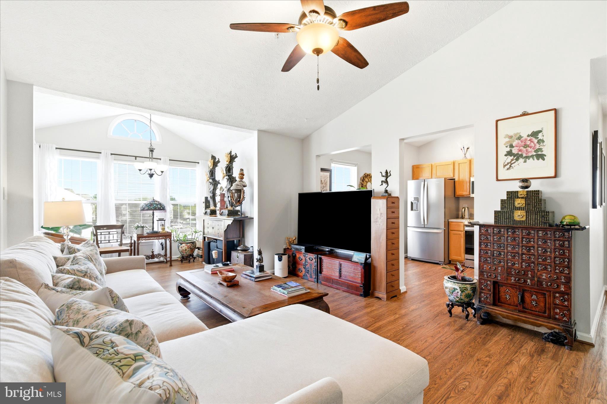 Immaculate condo w/ Cathedral Ceilings