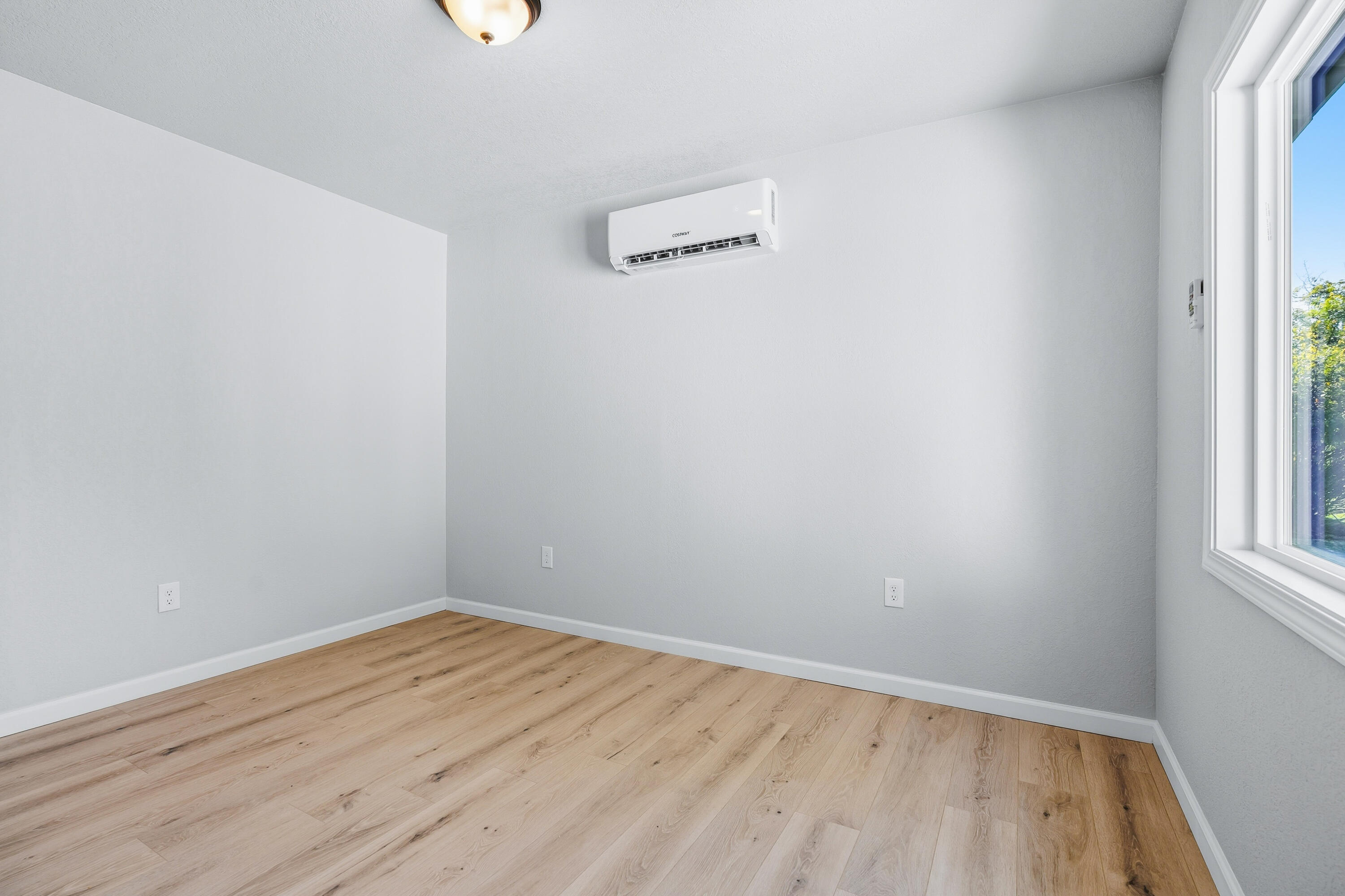 6673 Mountain View Drive Anderson, CA 96007 - Photo 17 of 42 wooden floor in an empty room