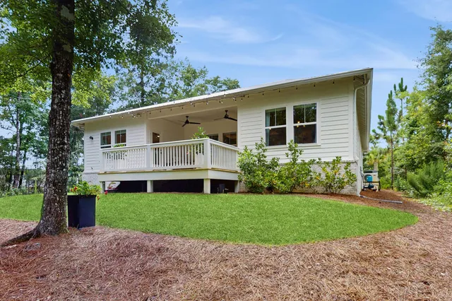 a view of a house with backyard and garden
