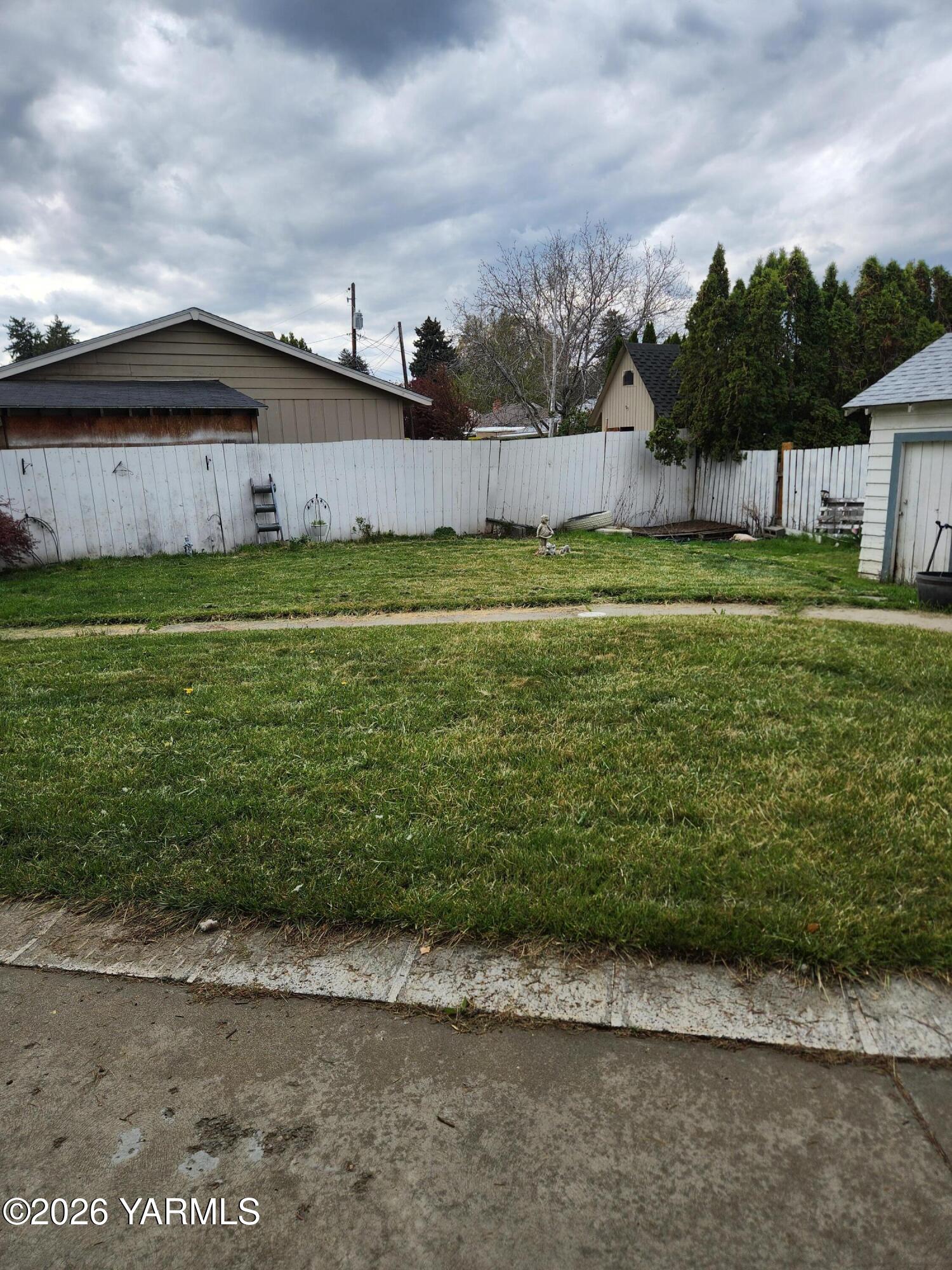 2704 Summitview Avenue Yakima, WA 98902 - Photo 12 of 13 a view of a back yard