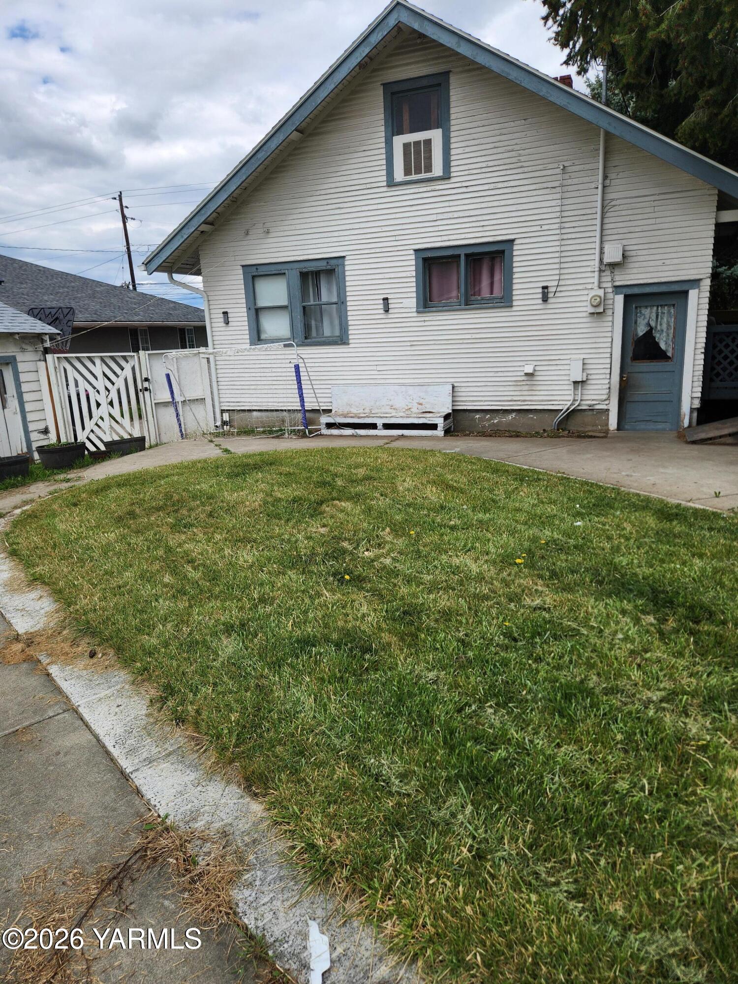 2704 Summitview Avenue Yakima, WA 98902 - Photo 13 of 13 a front view of house with yard