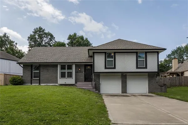 $365,000 | 10101 Northwest Mirror Lake Court, Kansas City, MO 64152
