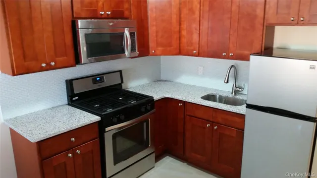 $988,000 | 184 Kearney Avenue | Throgs Neck