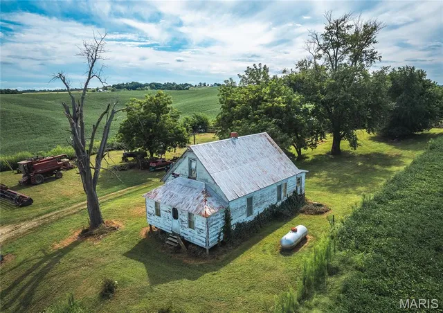 $740,000 | 1619 Krause Road, Golden Eagle, IL 62036