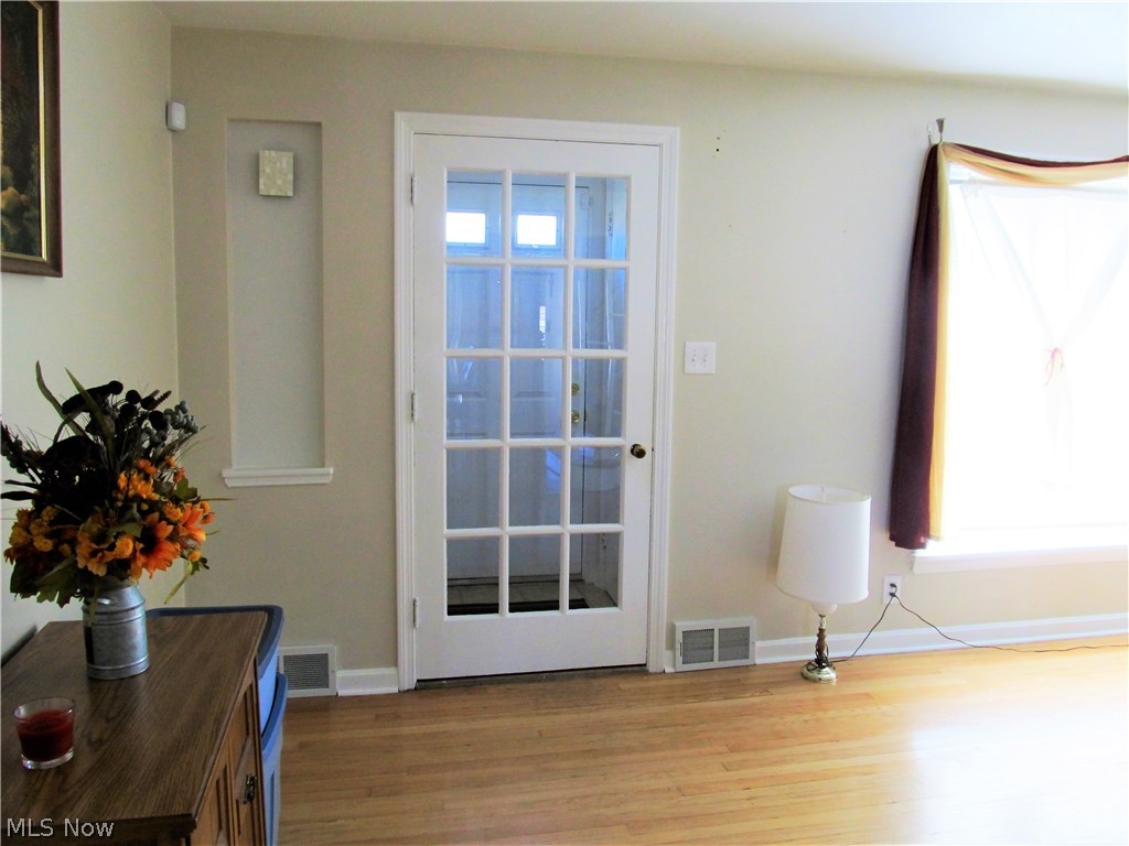 4149 Stilmore Road Cleveland, OH 44121 - Photo 3 of 25 Foyer - Front door