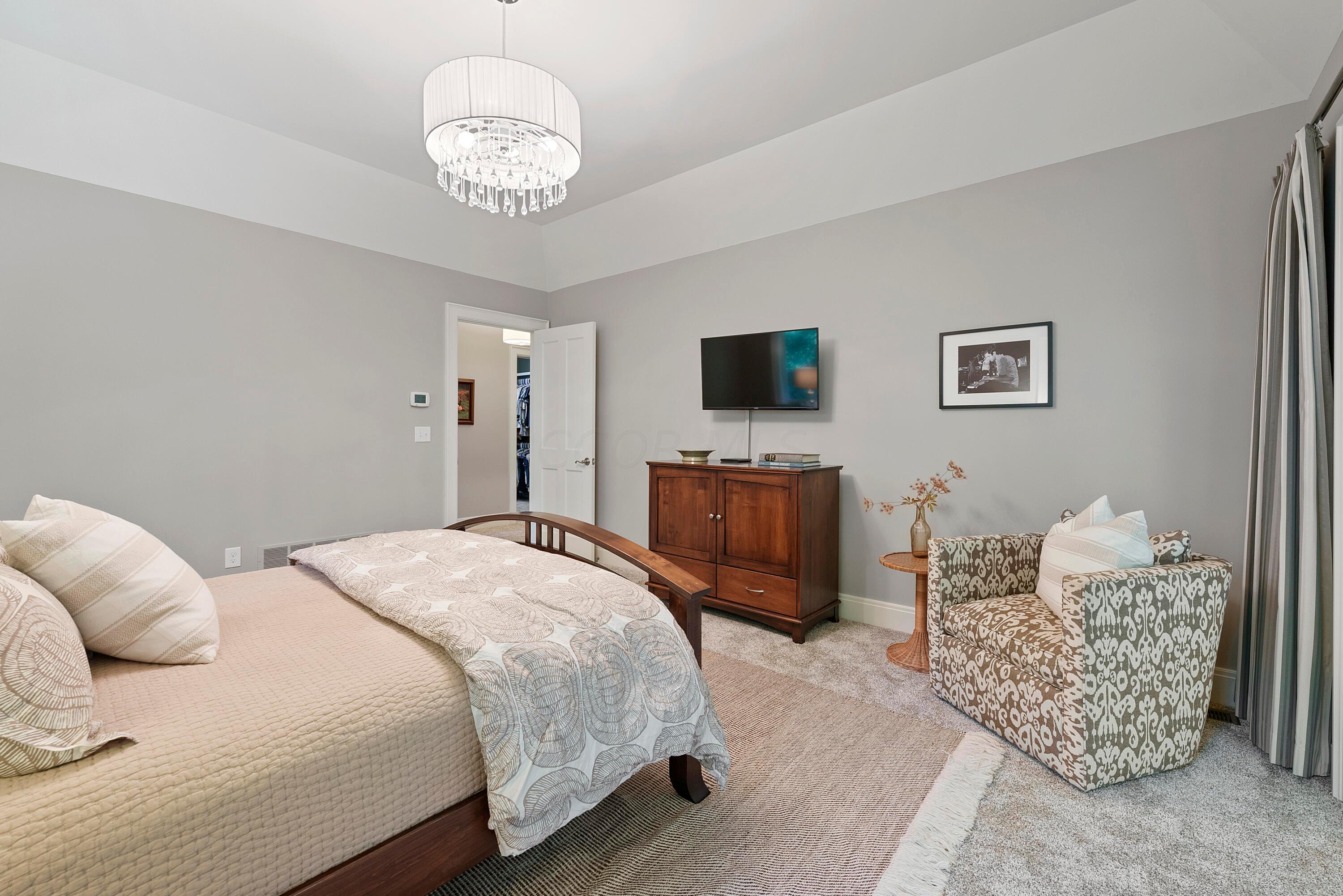 2737 Edington Road Columbus, OH 43221 - Photo 21 of 59 First Floor Primary Suite