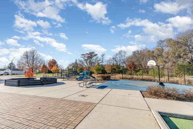 $2,995 | 355 Crestwood Court, Algonquin, IL 60102