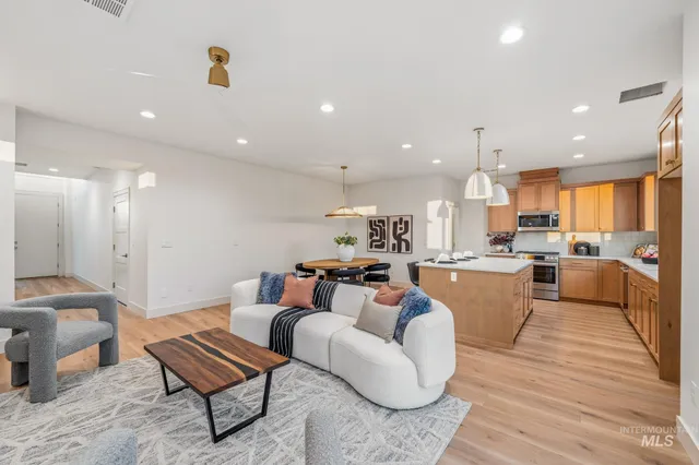 $769,900 | 5287 N River, Garden City, ID 83714