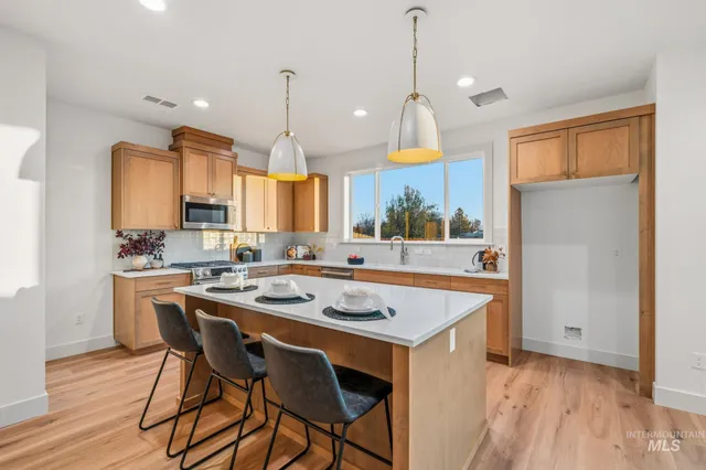 $769,900 | 5287 N River, Garden City, ID 83714