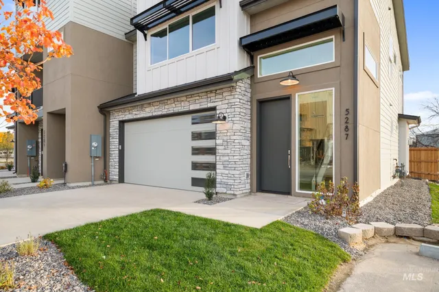 $769,900 | 5287 N River, Garden City, ID 83714