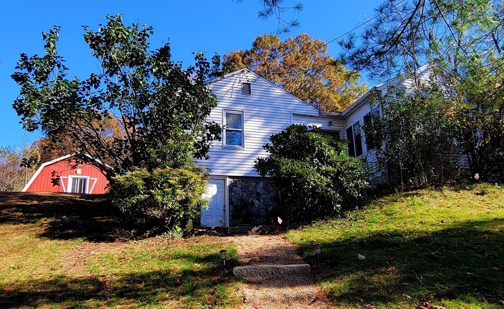 a view of a houses with yard