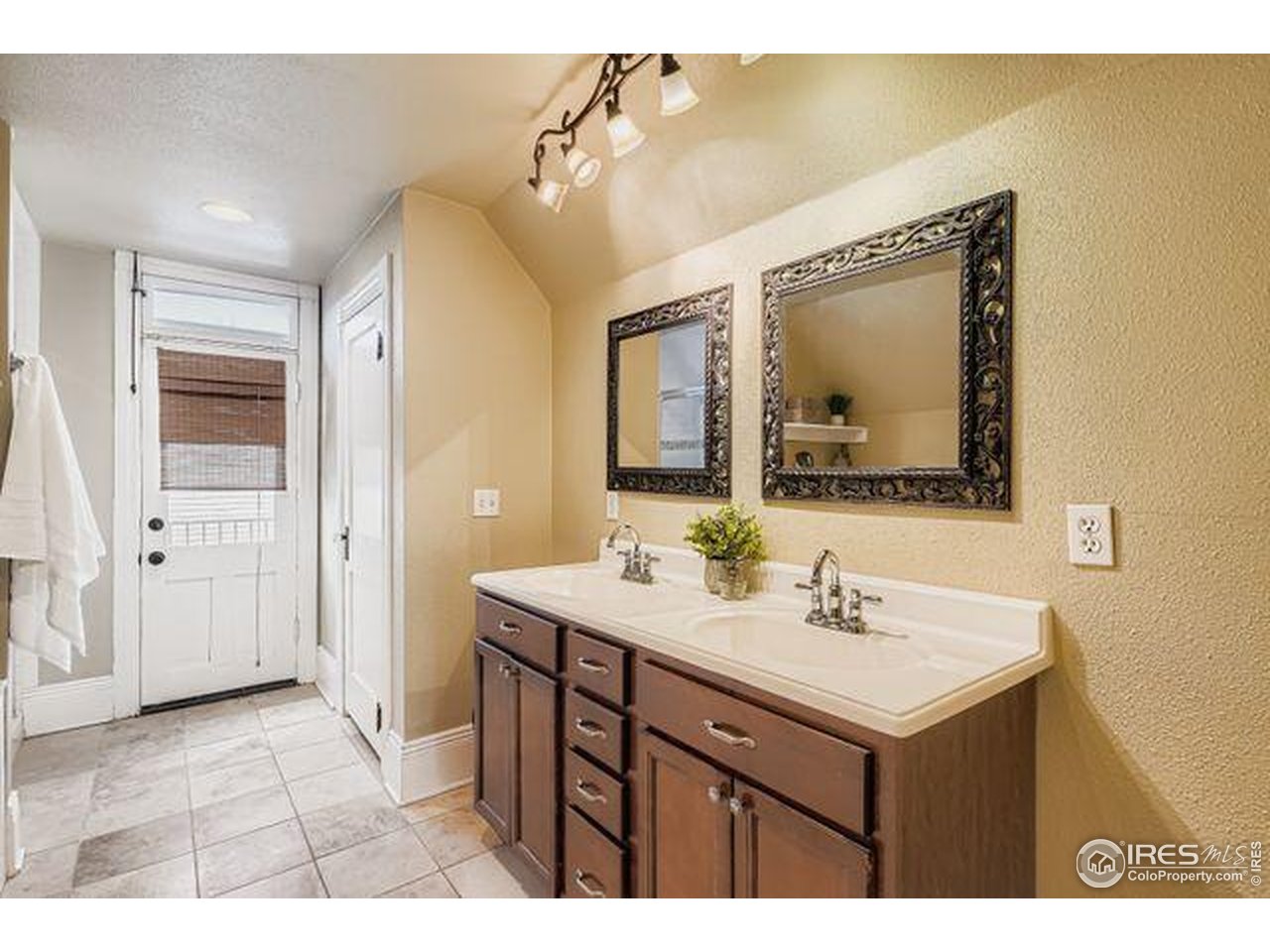 3001 North High Street Denver, CO 80205 - Photo 19 of 33 primary en-suite five-piece bath - upper level