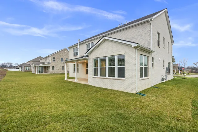 a view of a house with backyard