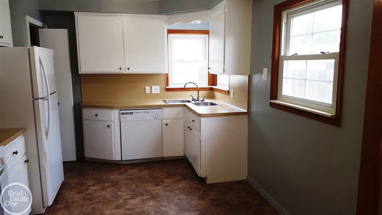 26190 Hayes Road Roseville, MI 48066 - Photo 5 of 15 31332594-4.JPG
