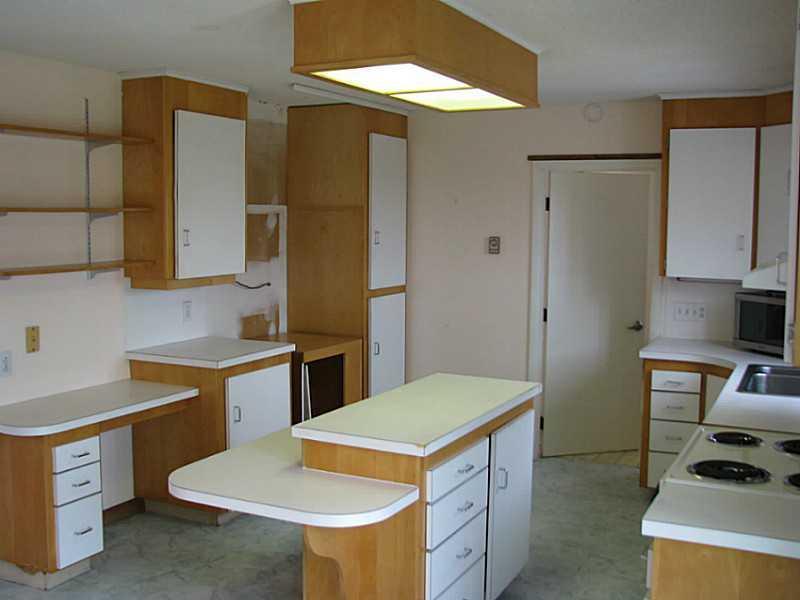 15 Ridgeview Drive Thomaston, ME 04861 - Photo 3 of 35 Kitchen.