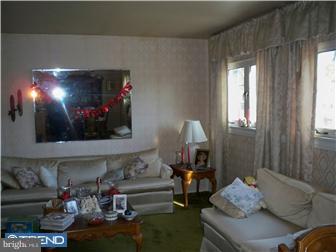 752 Sterling Road Woodbury, NJ 08096 - Photo 2 of 12 Living Room