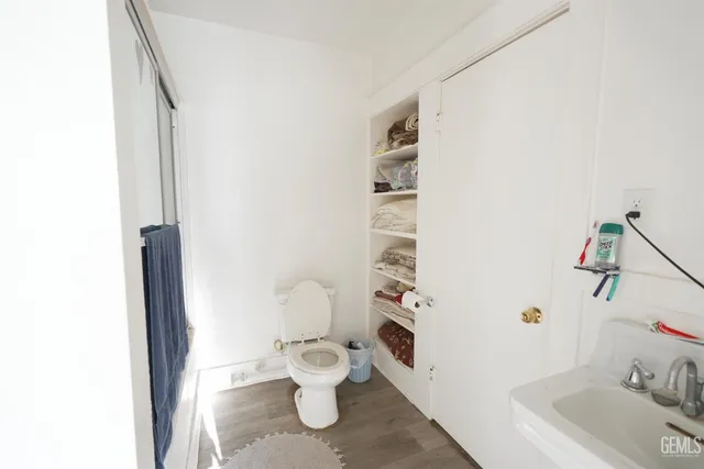 a view of a car park in front of house