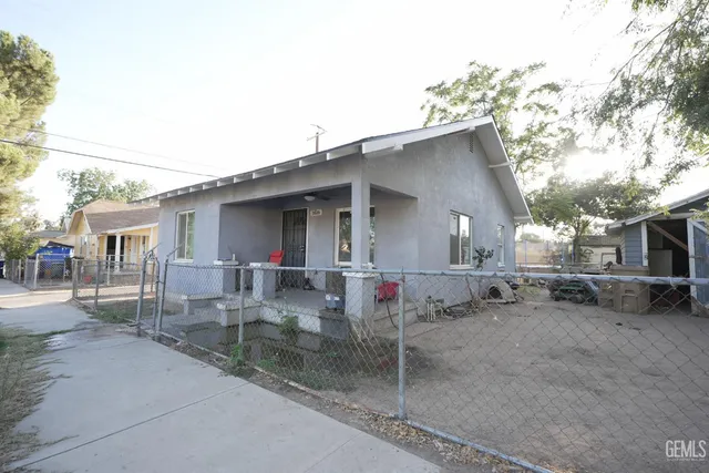 a view of a house with backyard