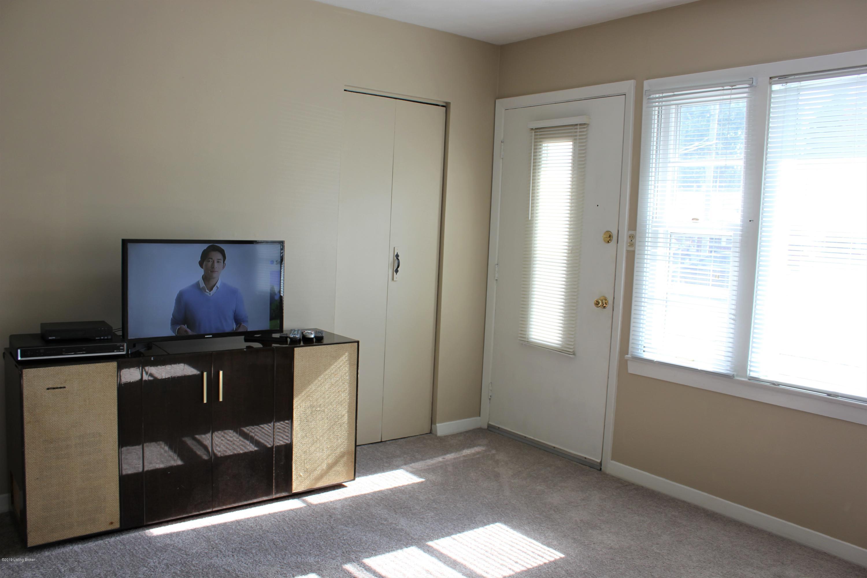 633 Edith Road Louisville, KY 40206 - Photo 5 of 31 livingroom 3