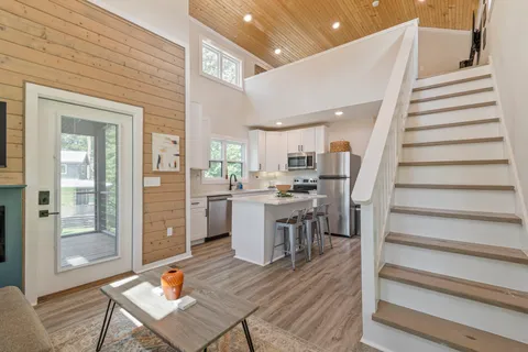 a view of entryway and kitchen