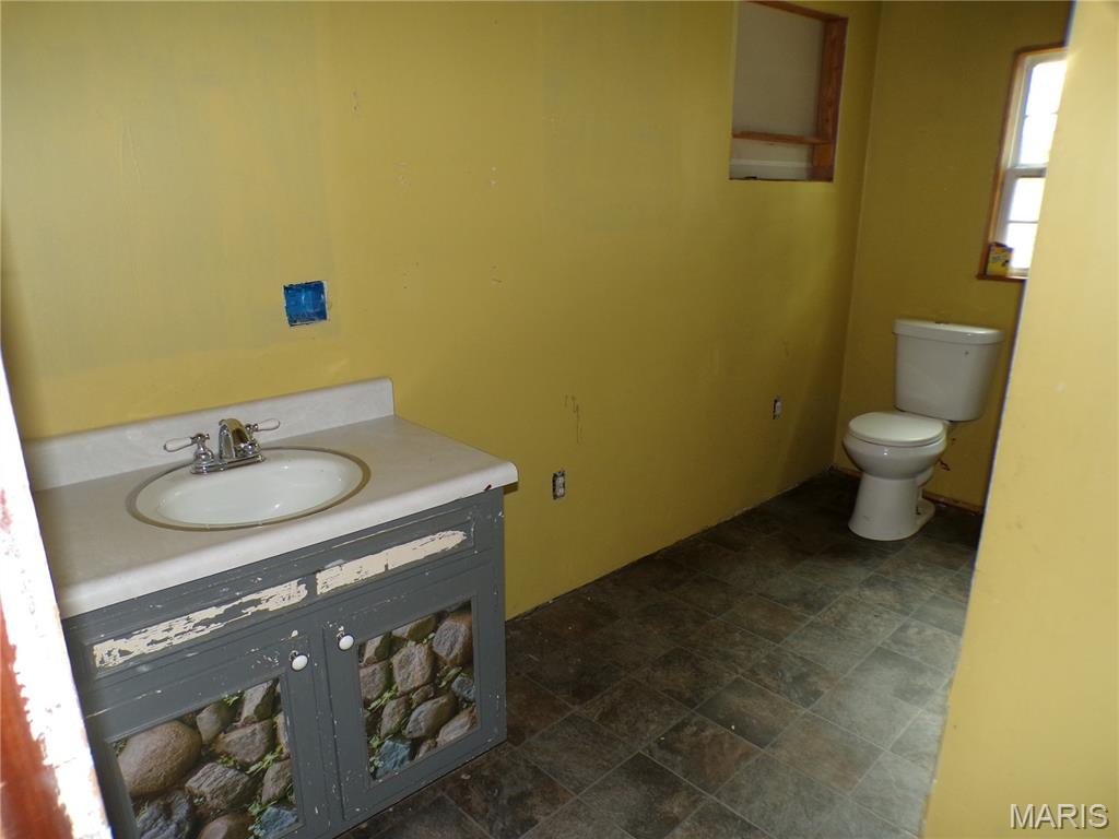 709 1st Street Gillespie, IL 62033 - Photo 13 of 31