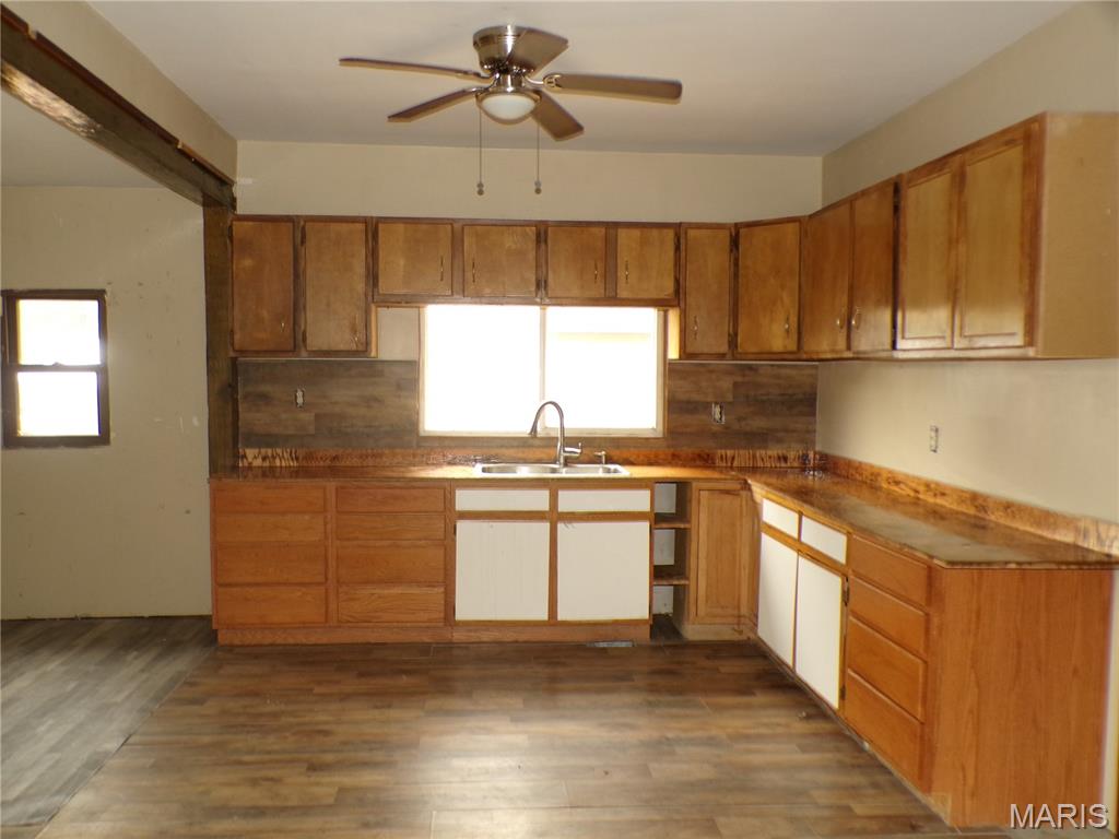 709 1st Street Gillespie, IL 62033 - Photo 8 of 31