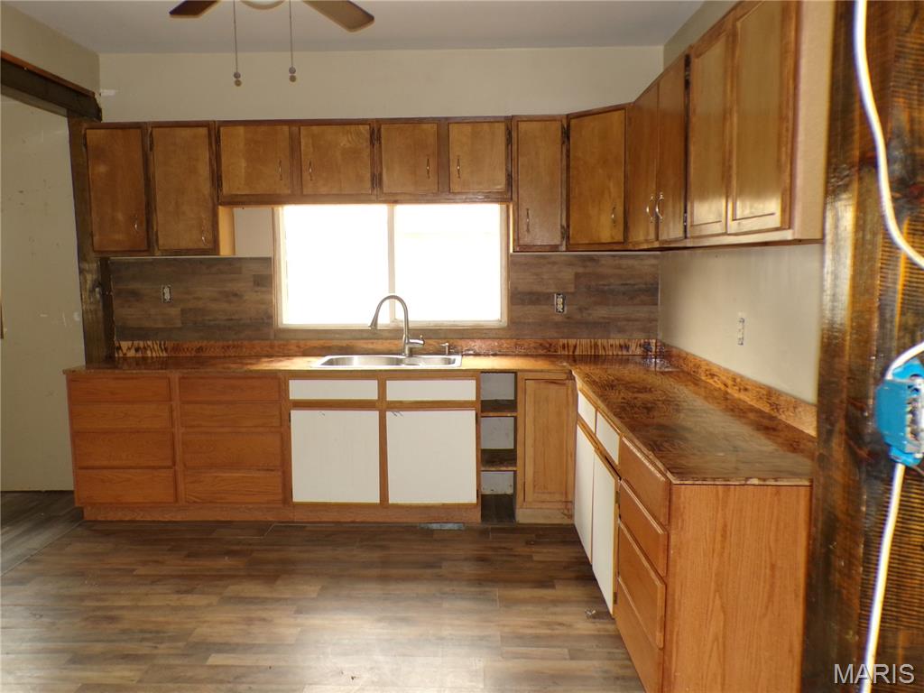 709 1st Street Gillespie, IL 62033 - Photo 9 of 31