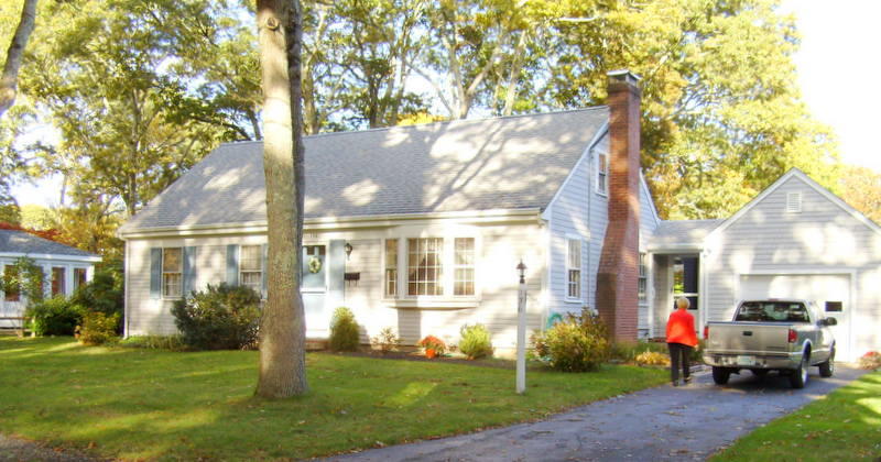 a view of a house with a yard