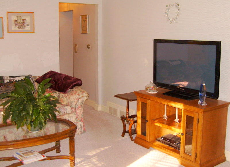 136 Scudder Road Osterville, MA 02655 - Photo 6 of 14 a bedroom with a bed and a potted plant