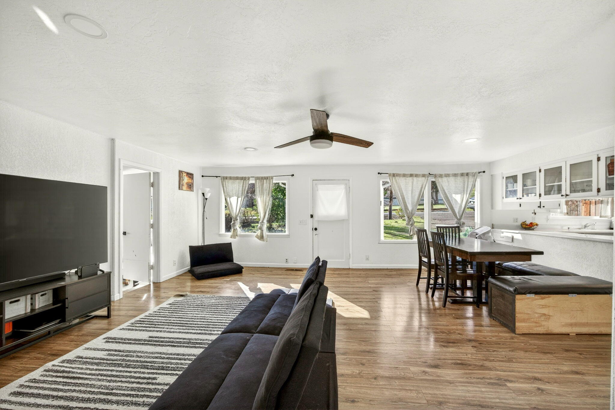 3418 South Stage Road Medford, OR 97501 - Photo 6 of 31 Spacious living area open to kitchen and dining