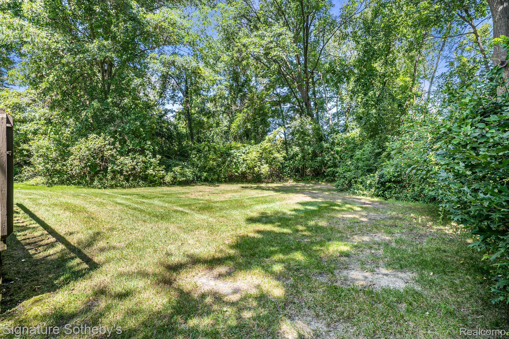 460 Woodstone Road Waterford, MI 48327 - Photo 23 of 27 Gallery Image 23
