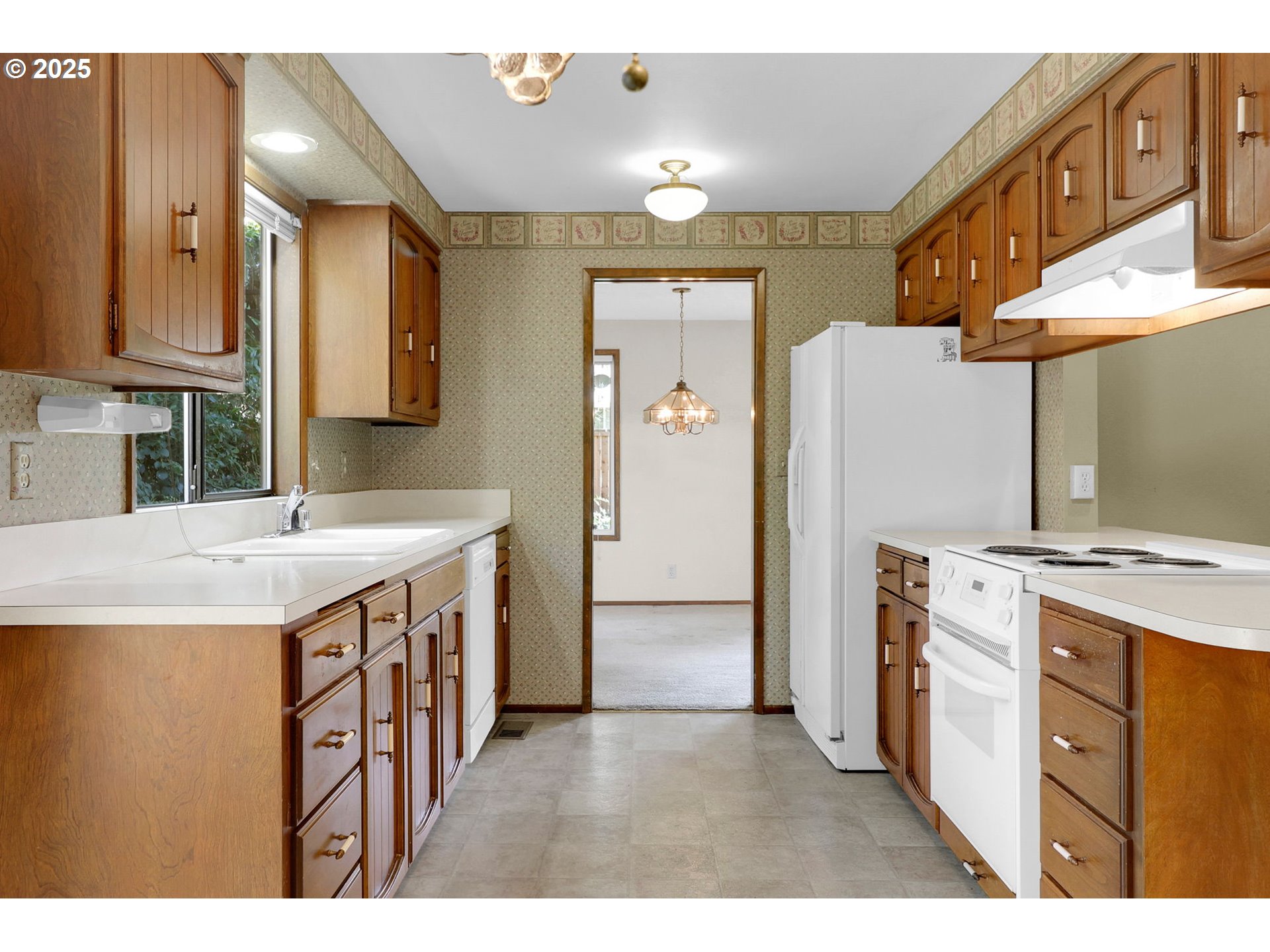 1254 Rio Glen Drive Eugene, OR 97401 - Photo 12 of 43 a kitchen that has a lot of cabinets in it