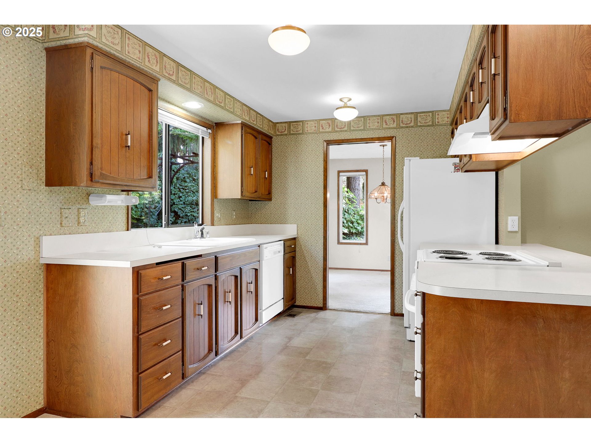 1254 Rio Glen Drive Eugene, OR 97401 - Photo 13 of 43 a bathroom with a sink double vanity and a mirror