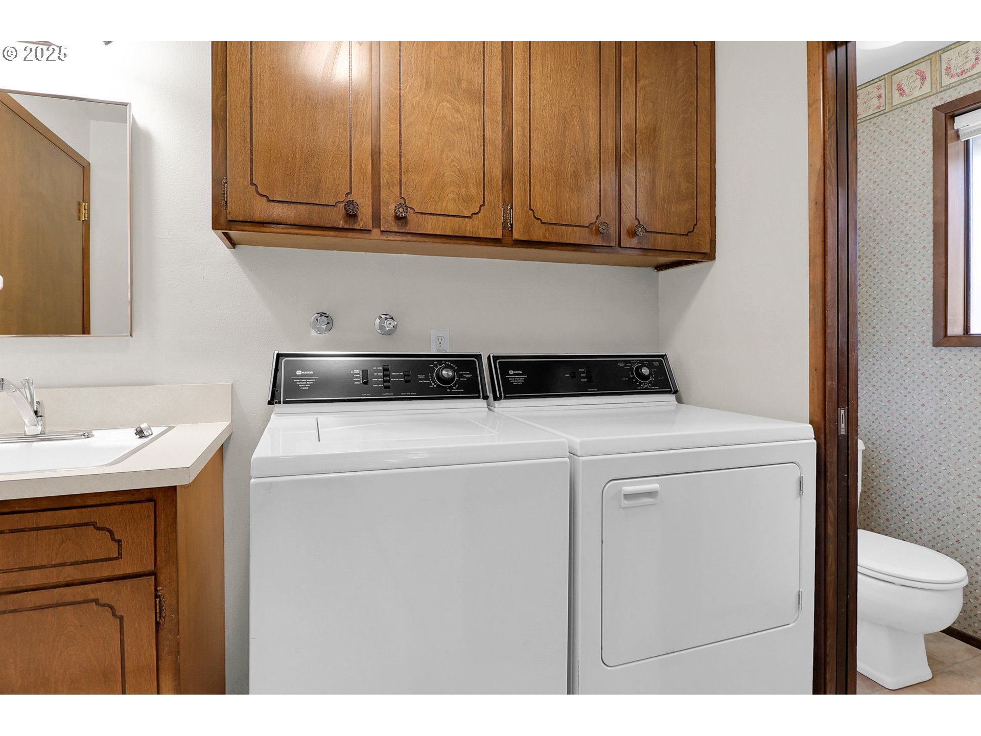 1254 Rio Glen Drive Eugene, OR 97401 - Photo 18 of 43 a utility room with dryer and washer