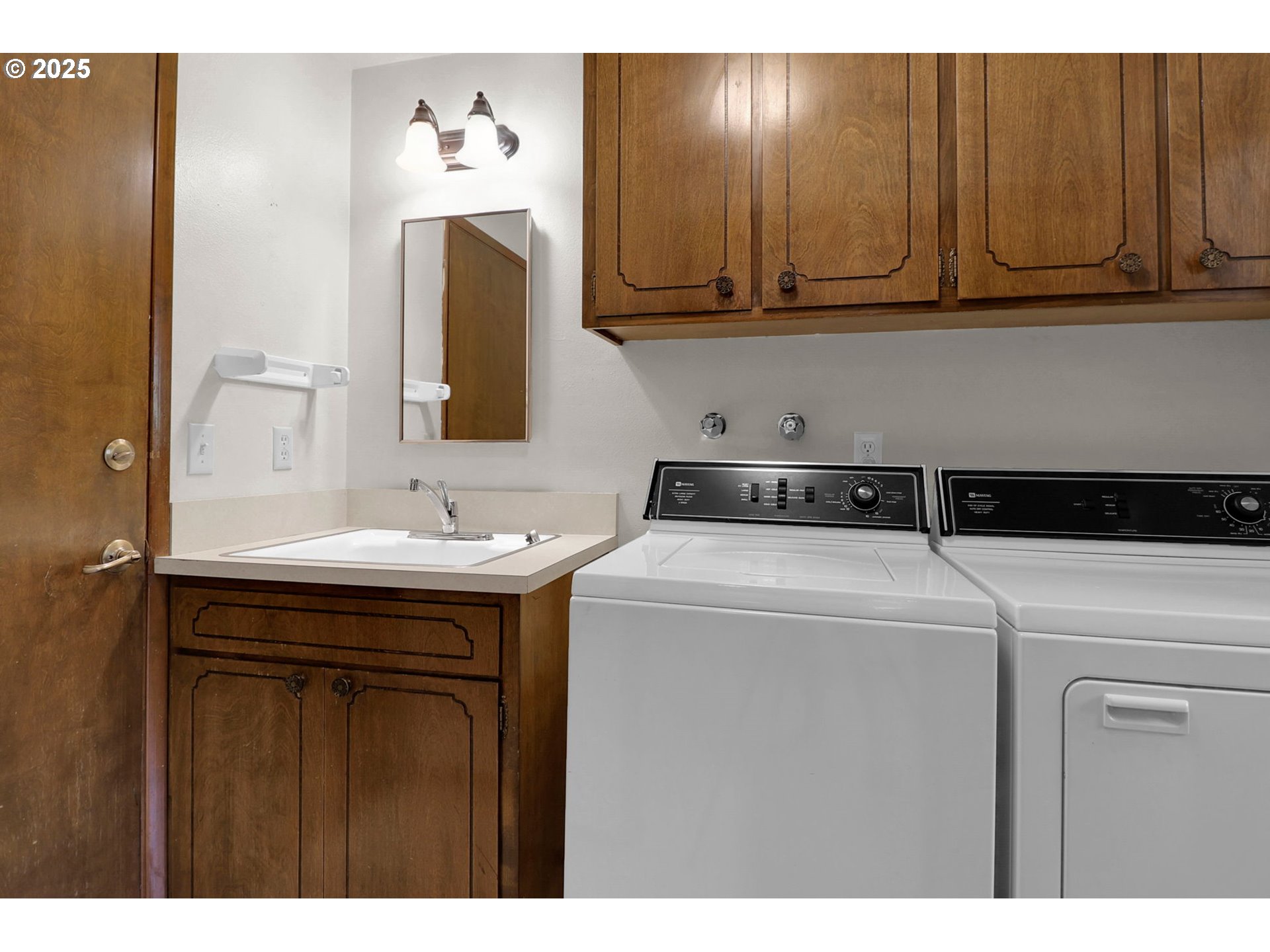1254 Rio Glen Drive Eugene, OR 97401 - Photo 19 of 43 a utility room with dryer and washer