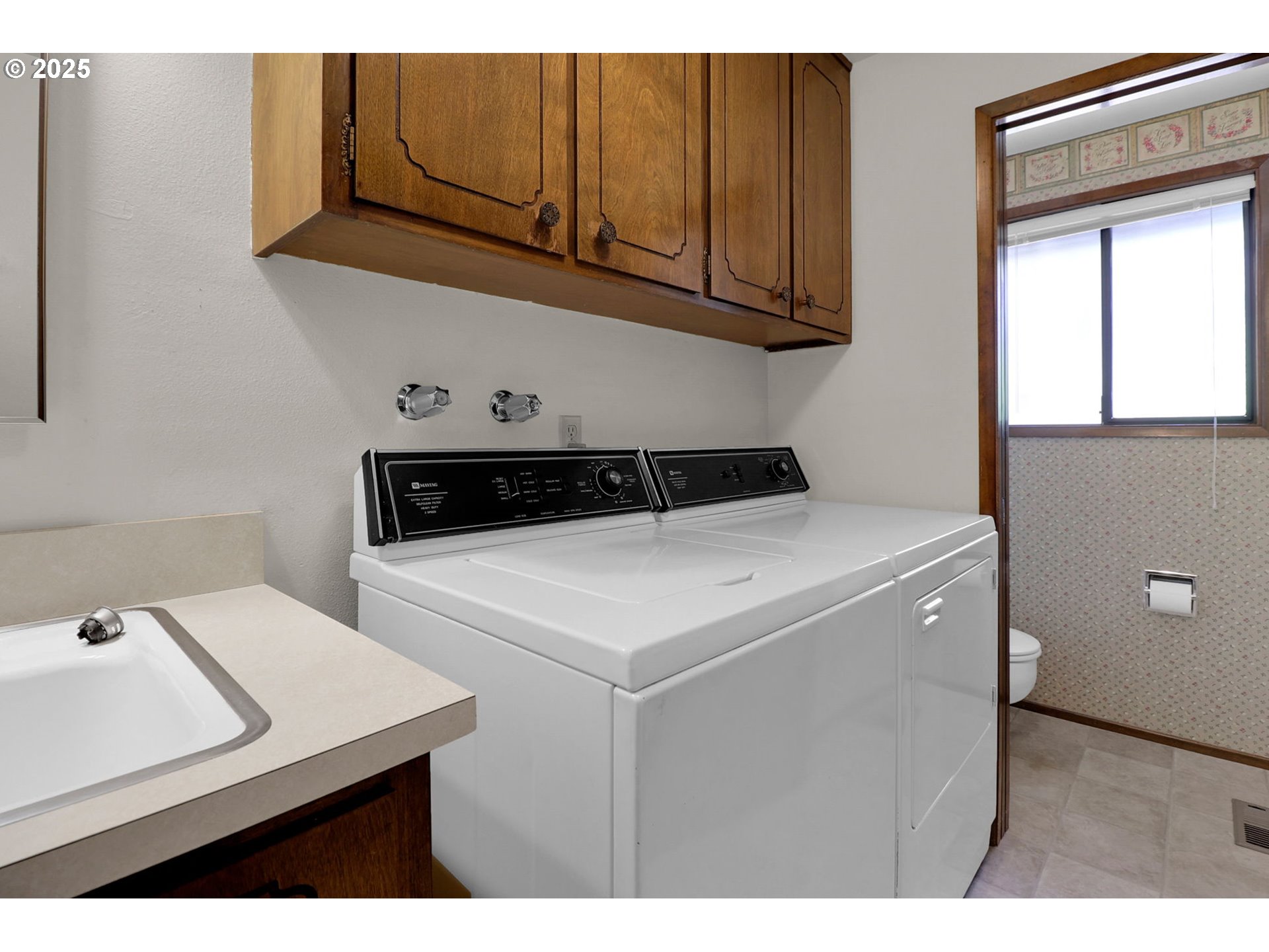 1254 Rio Glen Drive Eugene, OR 97401 - Photo 20 of 43 a utility room with dryer and washer
