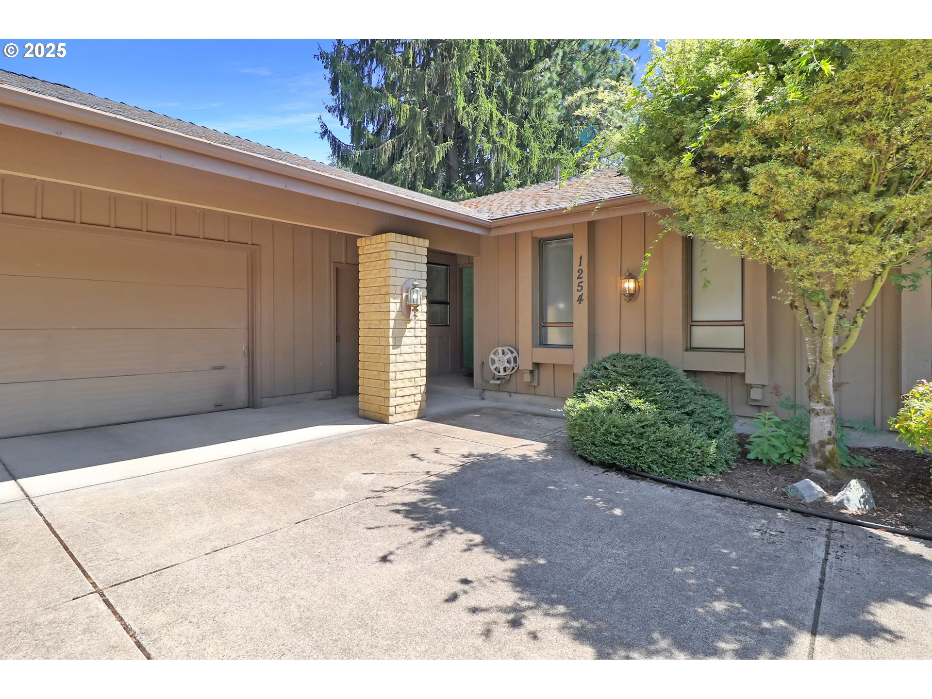 1254 Rio Glen Drive Eugene, OR 97401 - Photo 2 of 43 a view of a house with a backyard