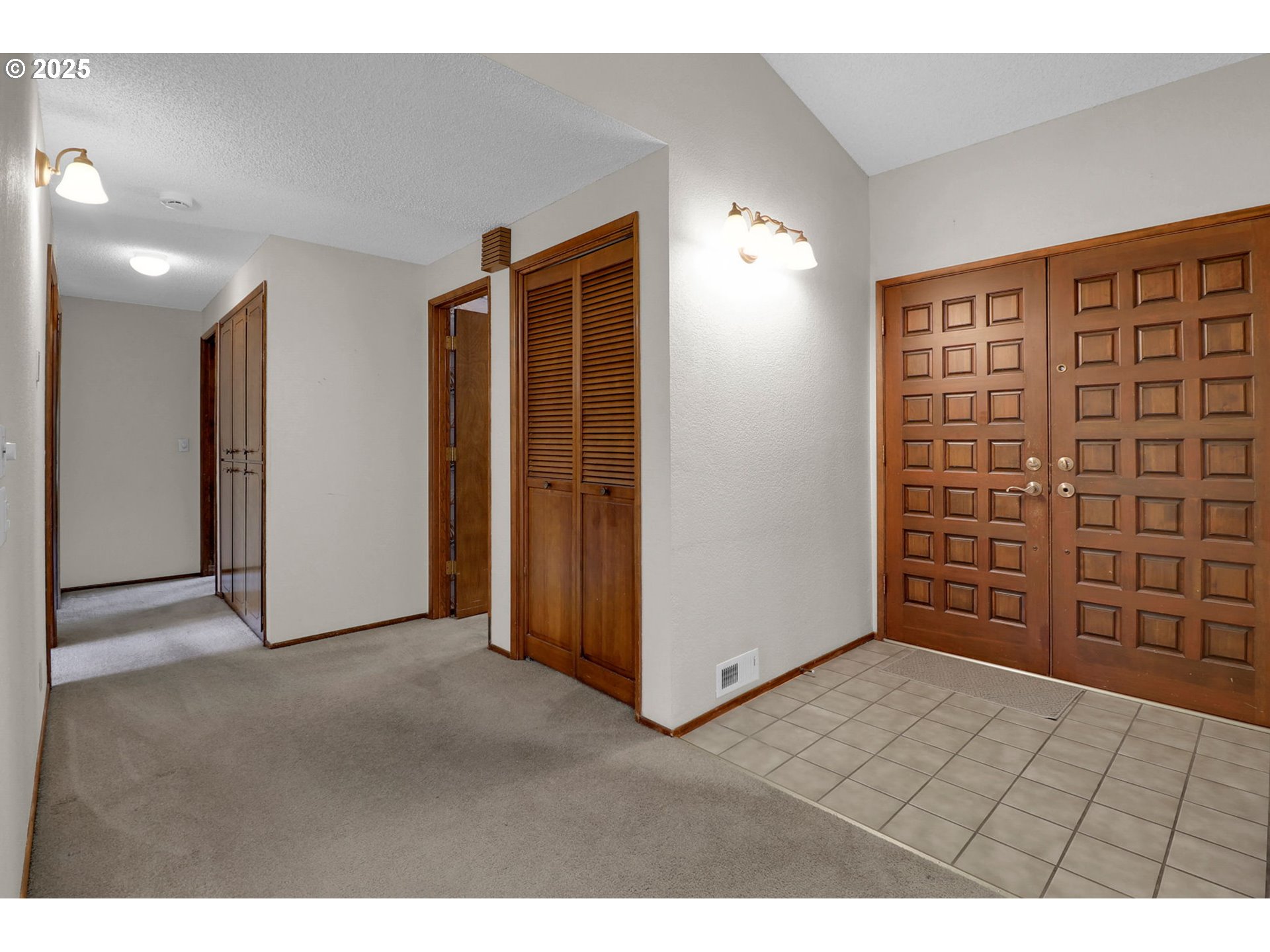 1254 Rio Glen Drive Eugene, OR 97401 - Photo 23 of 43 a view of an empty room with cabinet and a window