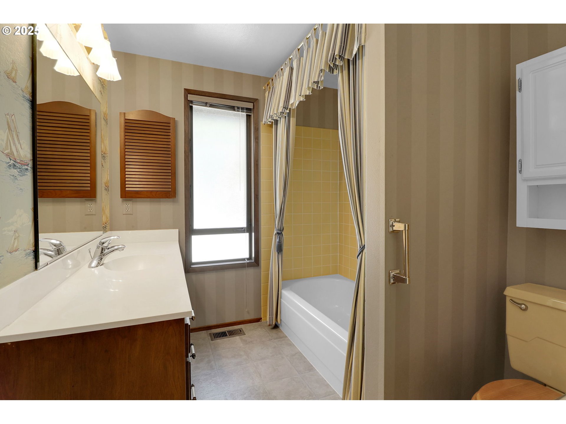 1254 Rio Glen Drive Eugene, OR 97401 - Photo 25 of 43 a bathroom with a sink a toilet and shower