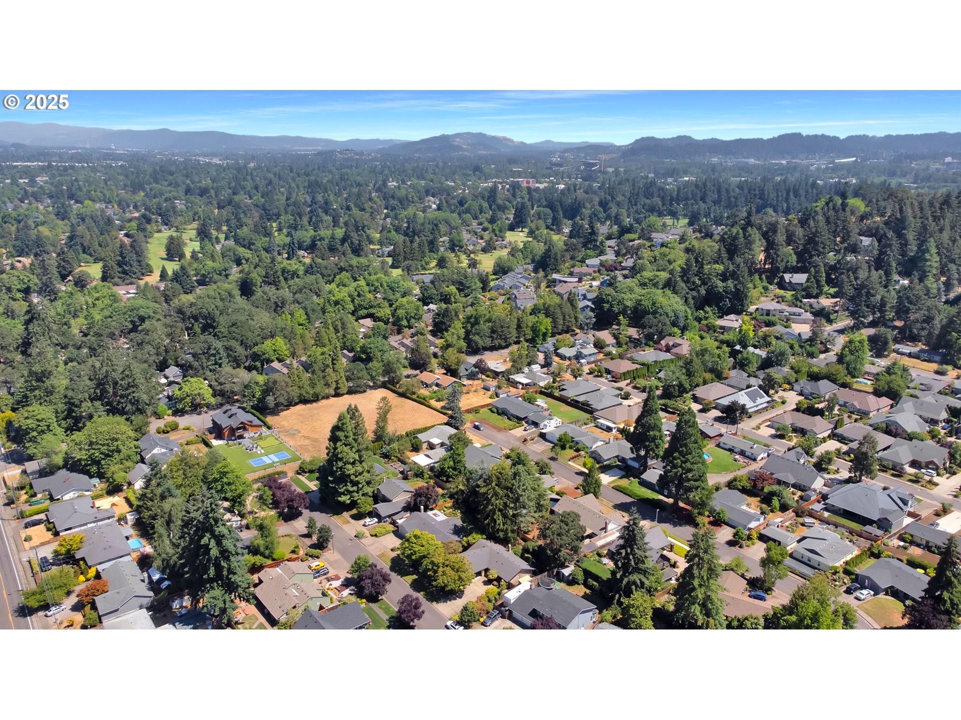 1254 Rio Glen Drive Eugene, OR 97401 - Photo 42 of 43 a view of a city with mountain