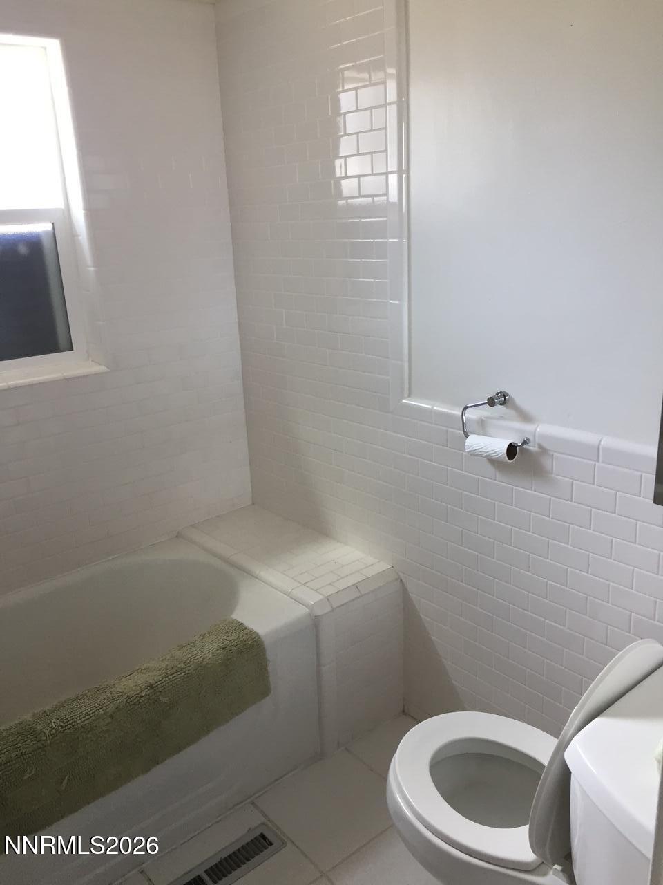 1350 Feather Way Reno, NV 89509 - Photo 44 of 57 Inlaws bath tub/shower